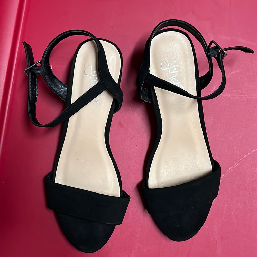 Girl’s dress sandals